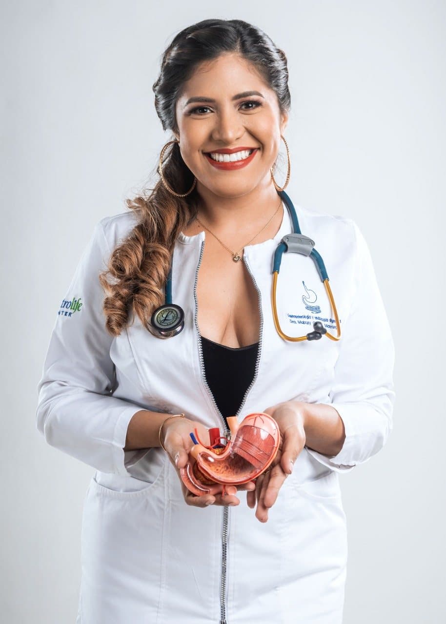 Dra. Maizury Garzón Mayorga, gastroenteróloga en Guayaquil, con un modelo anatómico del estómago