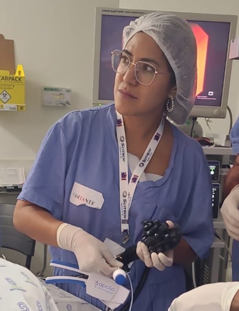 Dra. Maizury Garzón Mayorga durante su formación en endoscopia bariátrica en Brasil